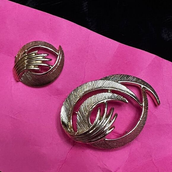 Sarah Coventry, gold tone, flair pin, and matching earrings - Picture 4 of 6